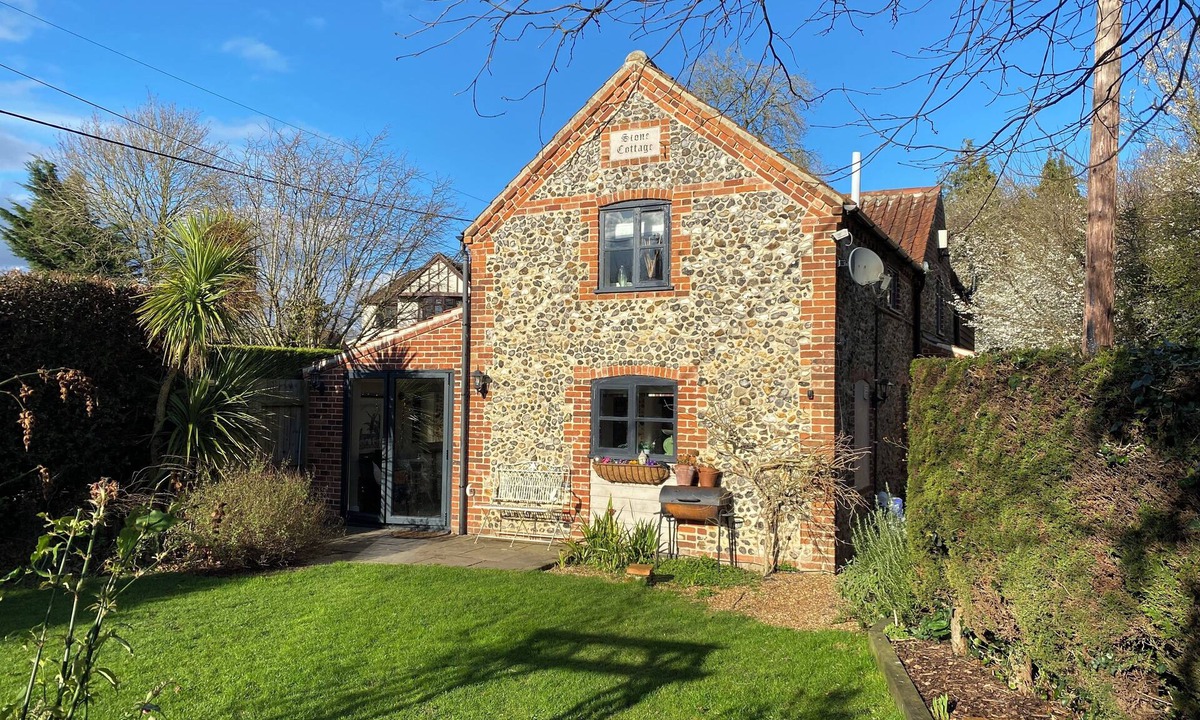 Lingwood Cottage | Comfy Character Cottage, sleeps 13, Hot Tub, Spa Bath , Patio and Gardens