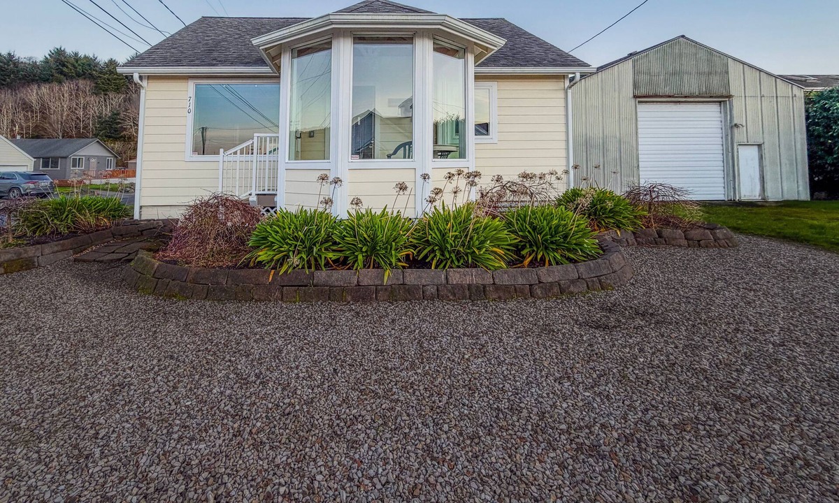 Winchester Bay House | Comfy Corner By The Bay - Pet Friendly Home