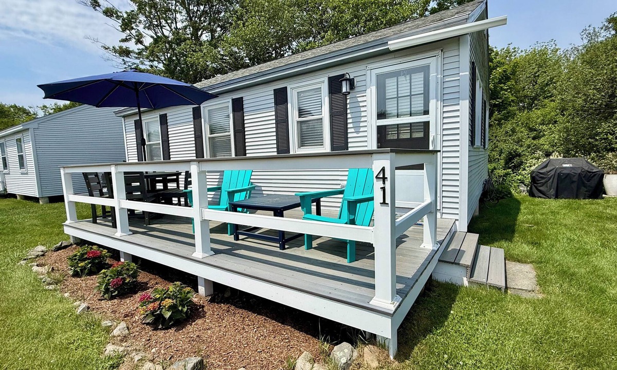 York Beach Cottage | Comfy cottage with shared pool. Walk to TWO beaches, restaurants, shops and zoo!