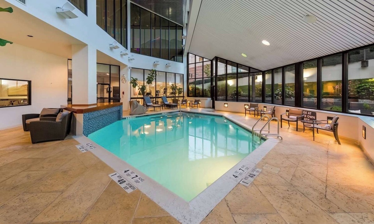 White Plains Hotel | Comfy Downtown Stay | Fitness Gym, Restaurant & Bar, Pet-Friendly, Shuttle