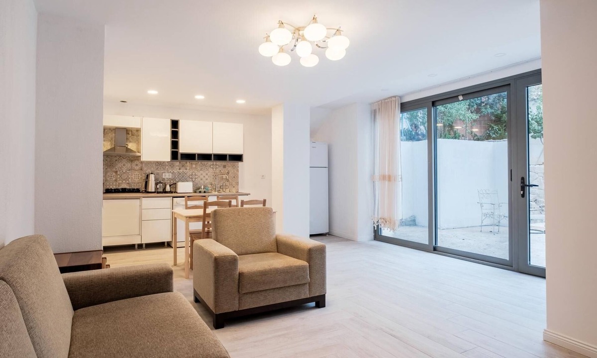 Bodrum City Center Apartment | Comfy Flat w Patio 3 min to Beach in Bodrum