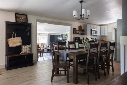 Spring Valley House | Comfy Home with Game Room & Back Yard - Kid Friendly