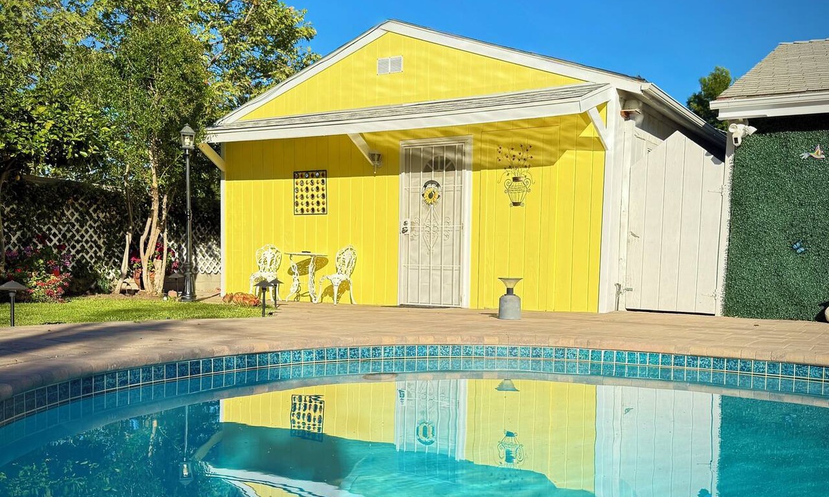 Reseda Apartment | Comfy & Inviting Poolside Casita near Bike Path