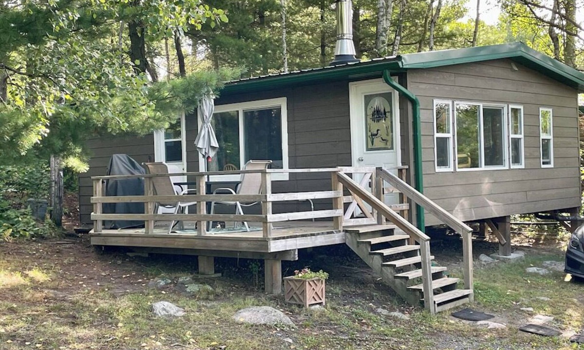 Falcon Lake Cottage | Comfy Lakefront Cabin located 20 minutes North of Kenora Ontario
