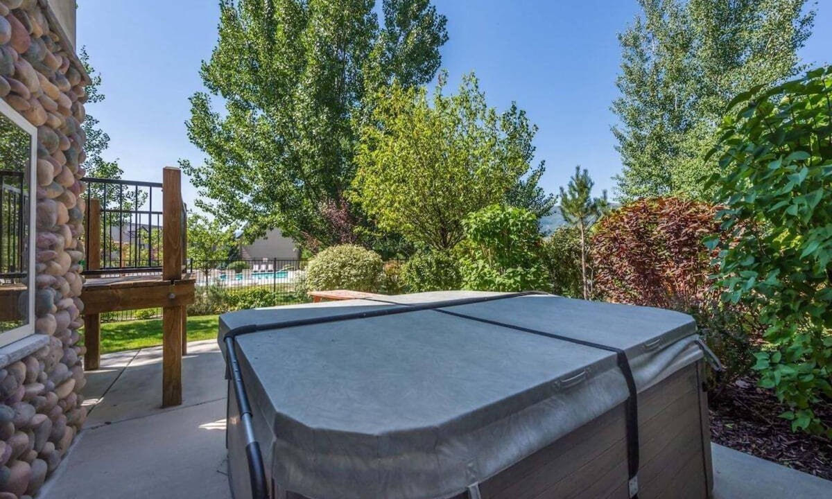 Wolf Creek House | Comfy Large Townhome with private hot tub