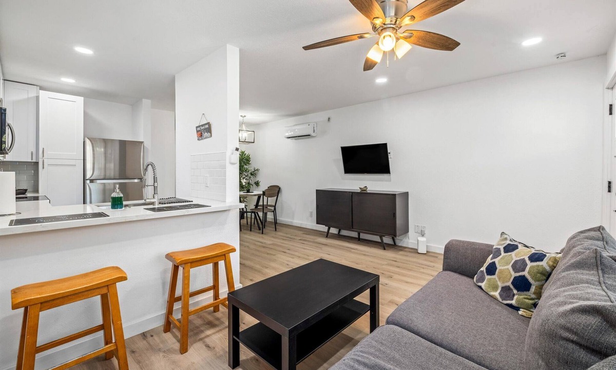 Neartown Apartment | Comfy Montrose Flat Near Midtown | Games Desk WiFi