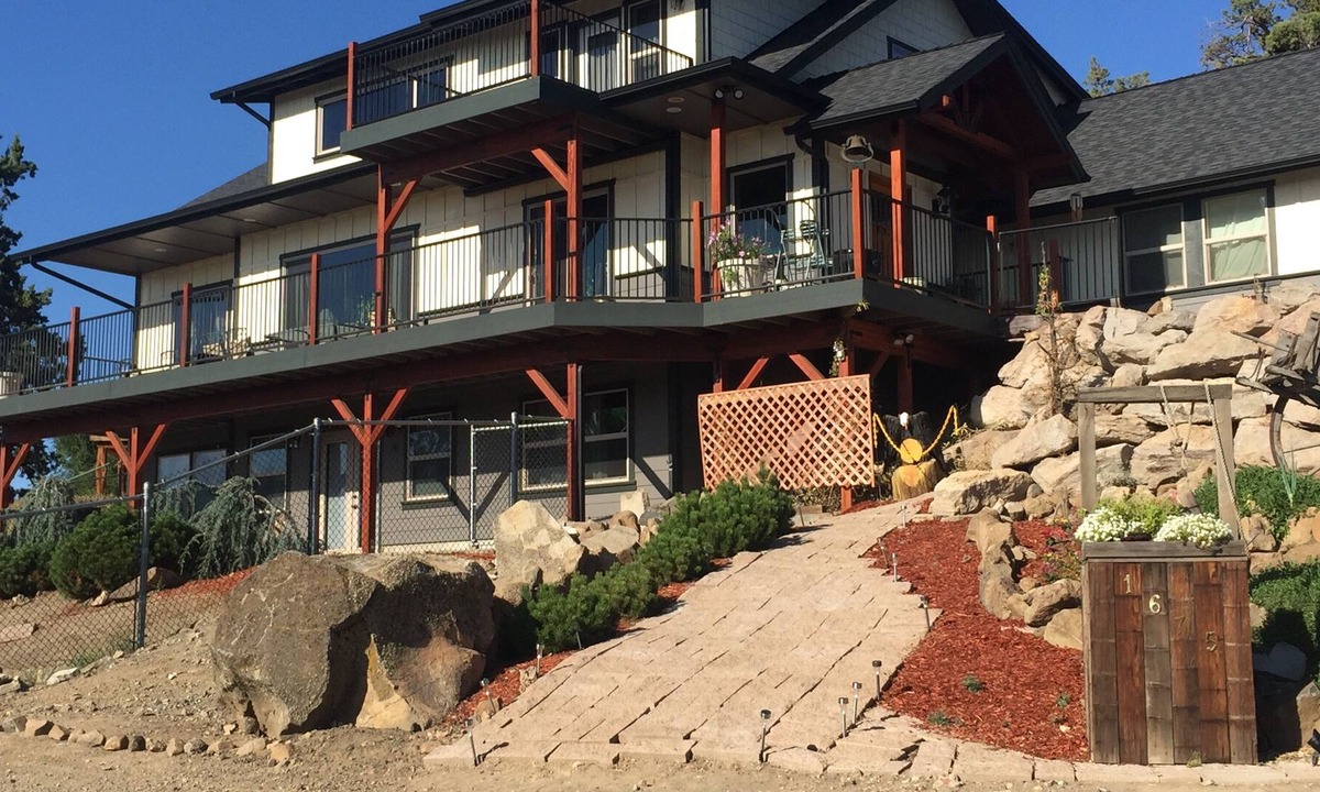 Terrebonne Apartment | Comfy n Cozy Hideaway that is great for Smith Rock enthusiast just 5 miles away!