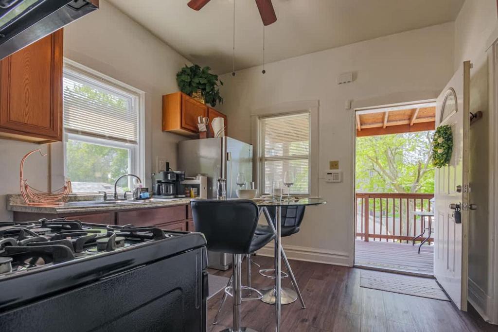 Forest Park Apartment | Comfy One Bed Apartment in Forest Park