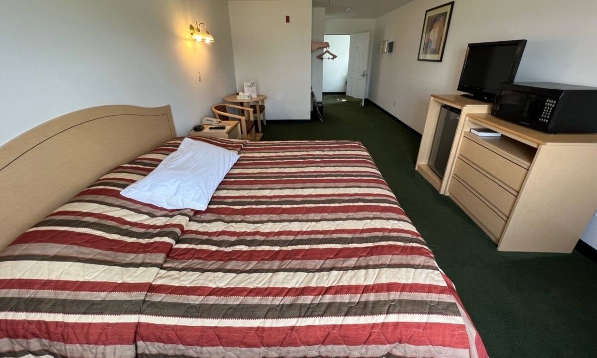 Red Bud Apartment | Comfy Petite Single King Suite in a Friendly Town!