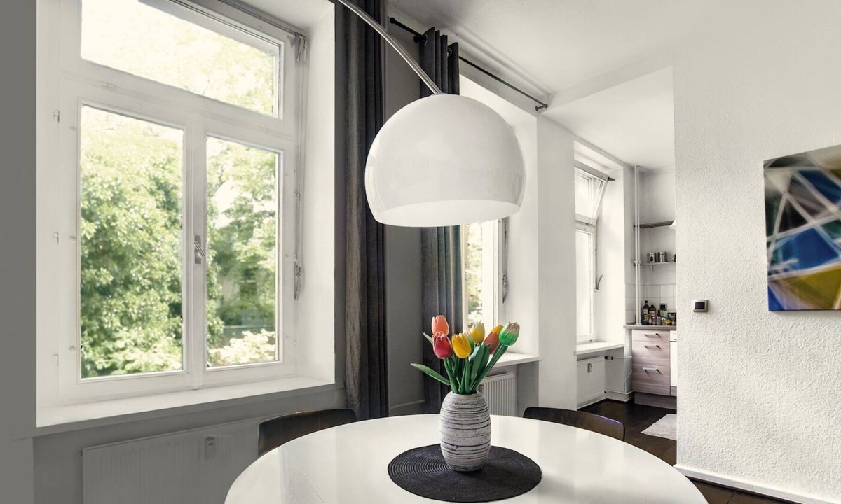 Neukoelln Apartment | Comfy, quiet, bright, next to the metro and steps from Tempelhofer Park