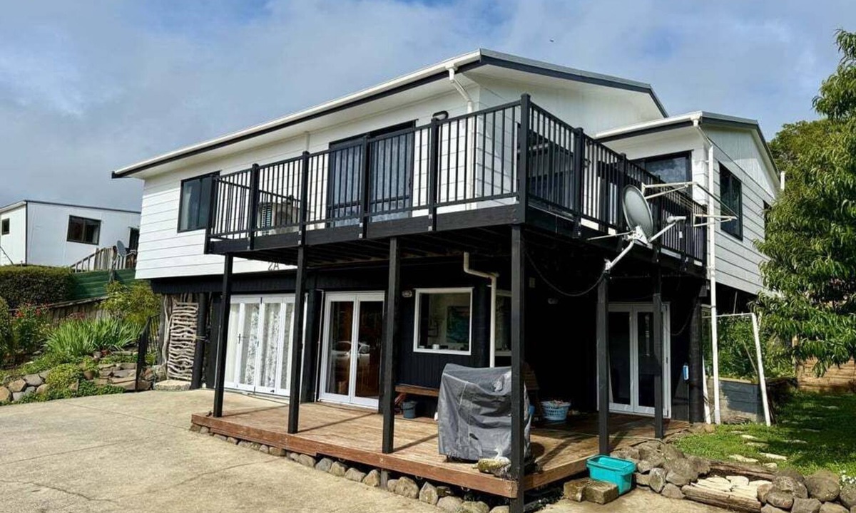 Raglan House | Comfy Raglan Base — Walk to Beach & Village - Roberts St - Family home (Upstairs)
