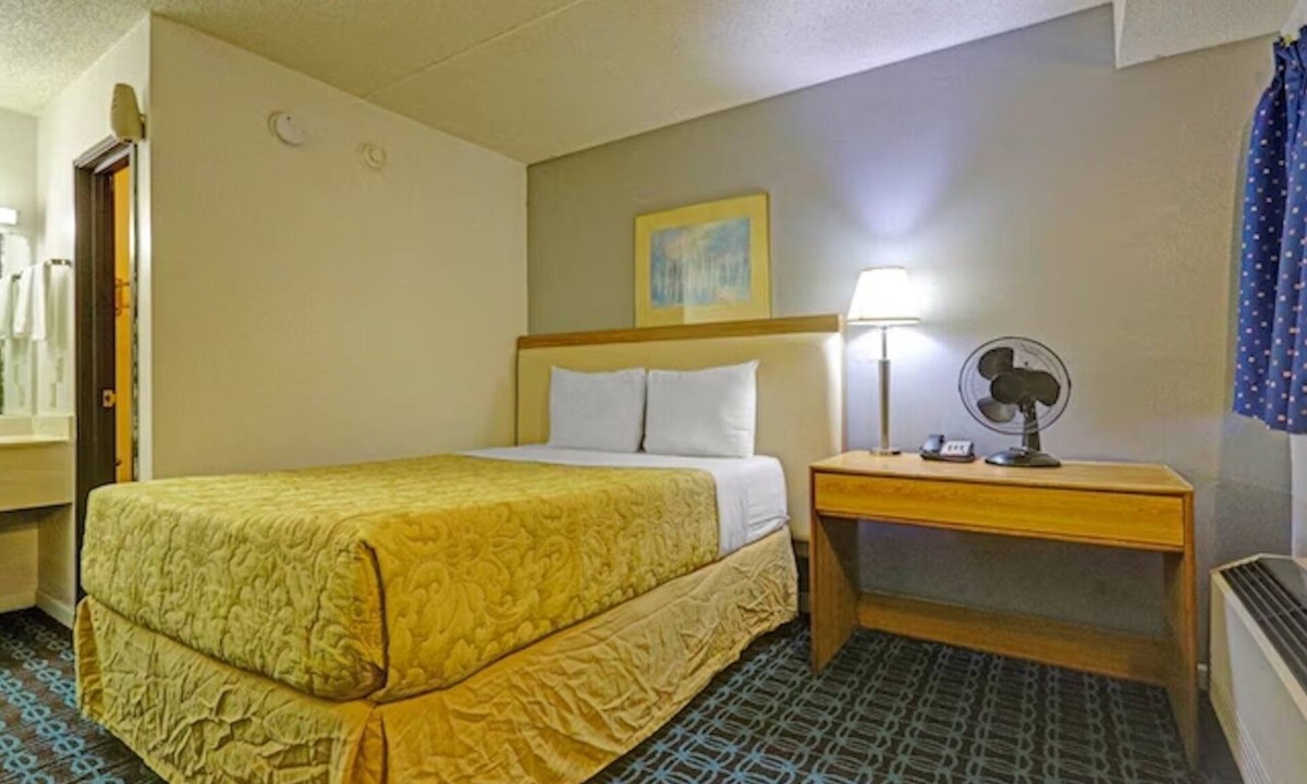 Brookville Hotel | Comfy Room Near Northmont Shopping & Near I-70 | Quick Access to Dayton Airport