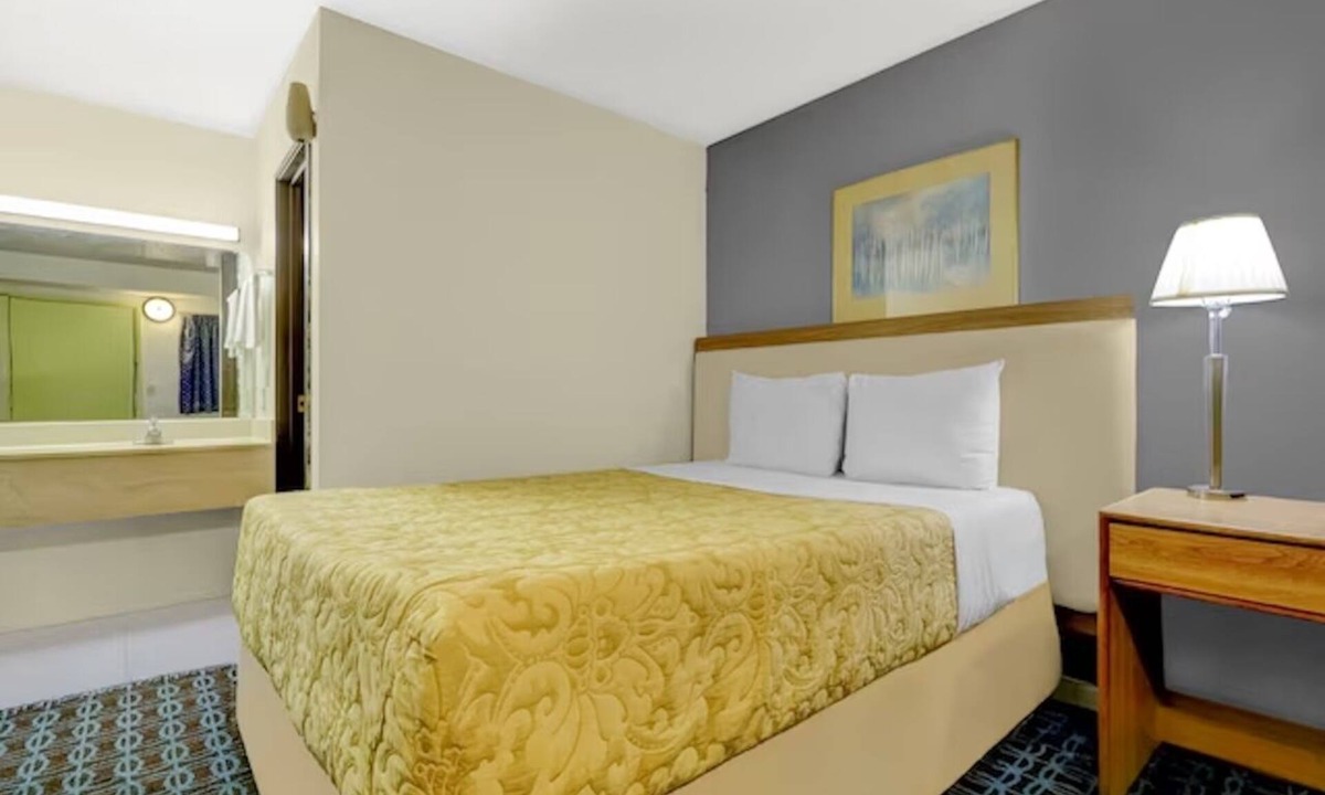 Brookville Hotel | Comfy Room near Brookville Lake | Near I-70 | Pet-Friendly Accommodation