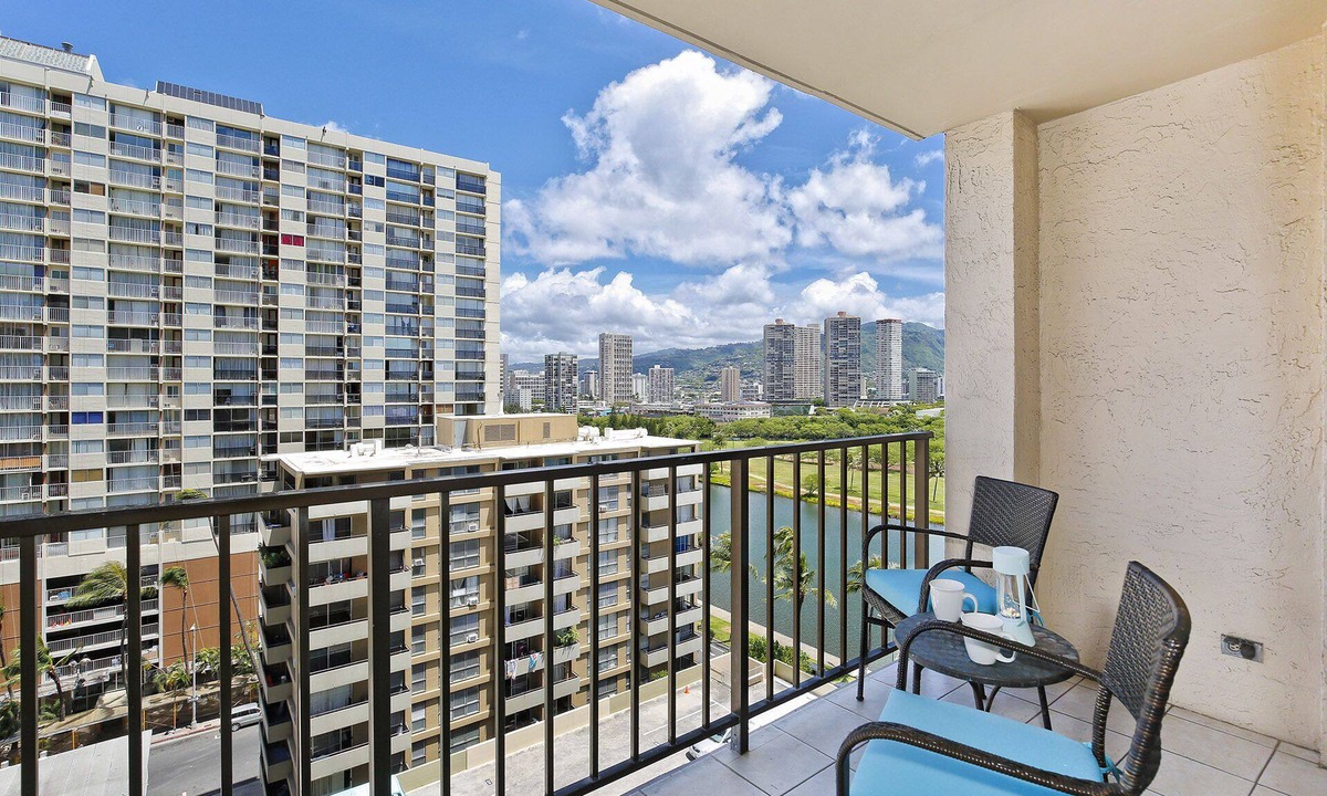 Waikiki Condo | Comfy Studio with AC, FREE Parking & Wi-Fi, Pool & BBQ Area! Close to Beach!