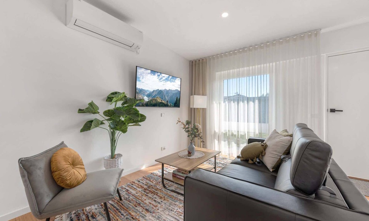 Carnegie Apartment | Comfy Studio with Shared Backyard near Racecourse