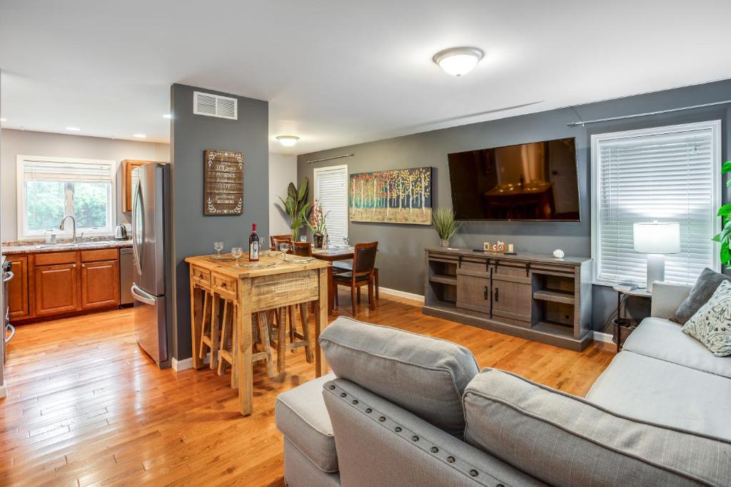 Gates-North Gates Apartment | Comfy Suburb Home w/ King Beds by Arpt/Dwnt/UofR