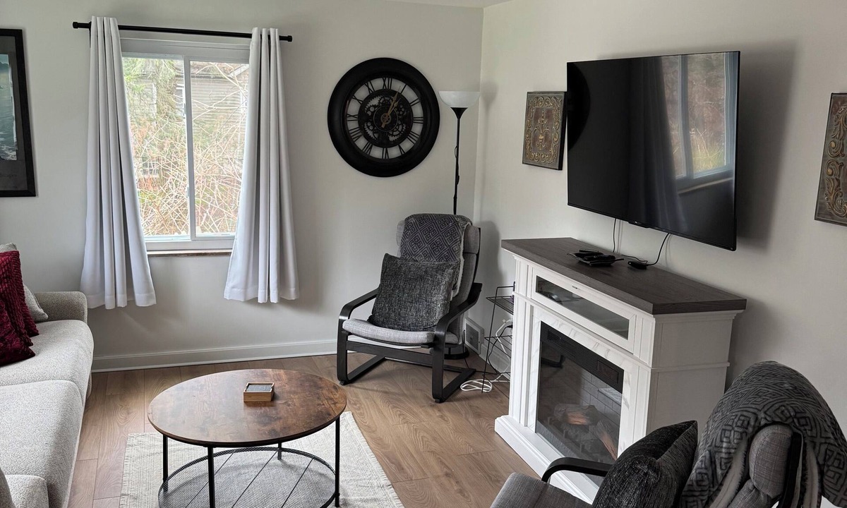 Verona House | Comfy three bedroom home near Pitt, CMU and downtown PGH attractions