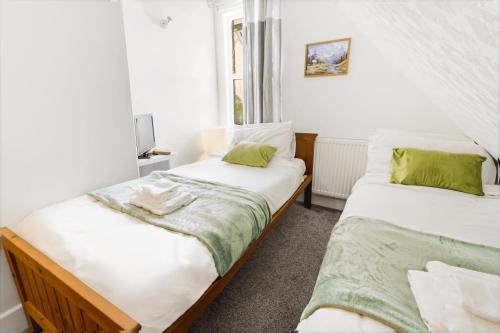 Runnymede House | Comfy Twin Room
