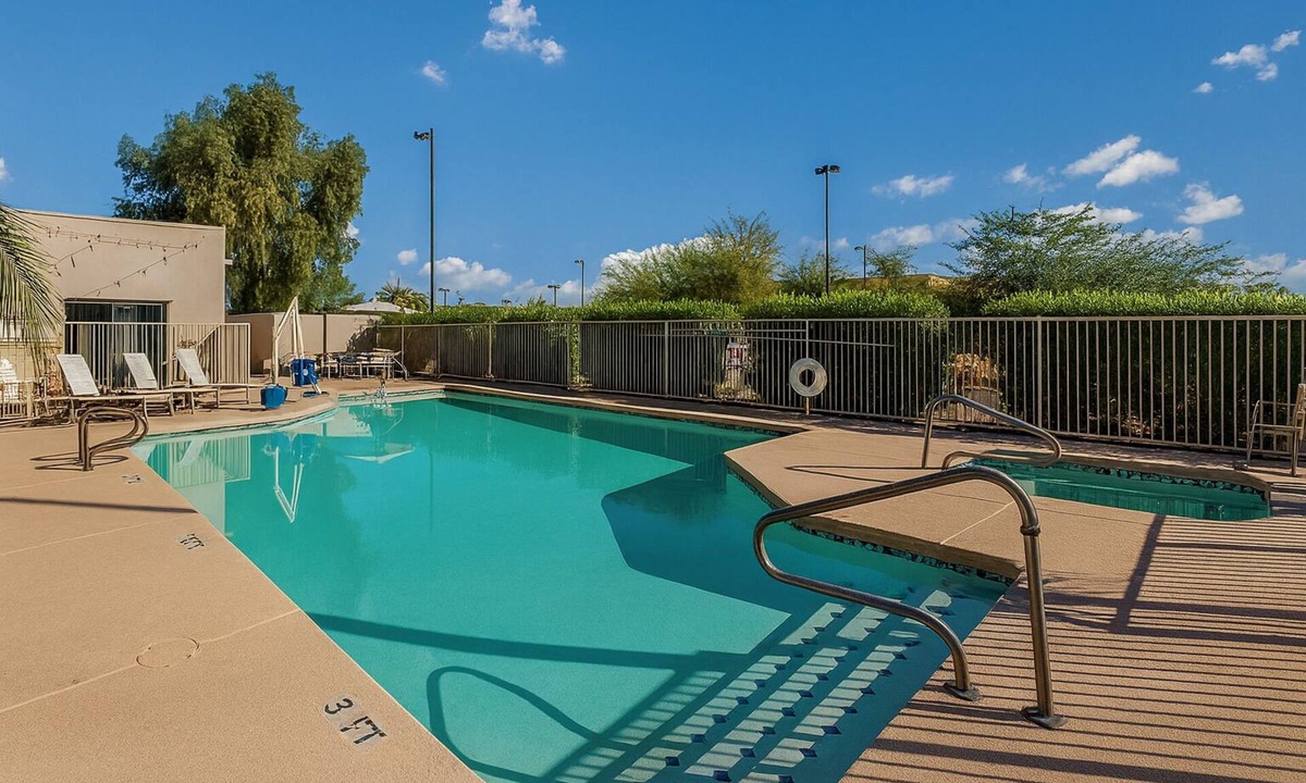 Palm Valley Hotel | Comfy Unit for Business Travel, Free Parking, Breakfast