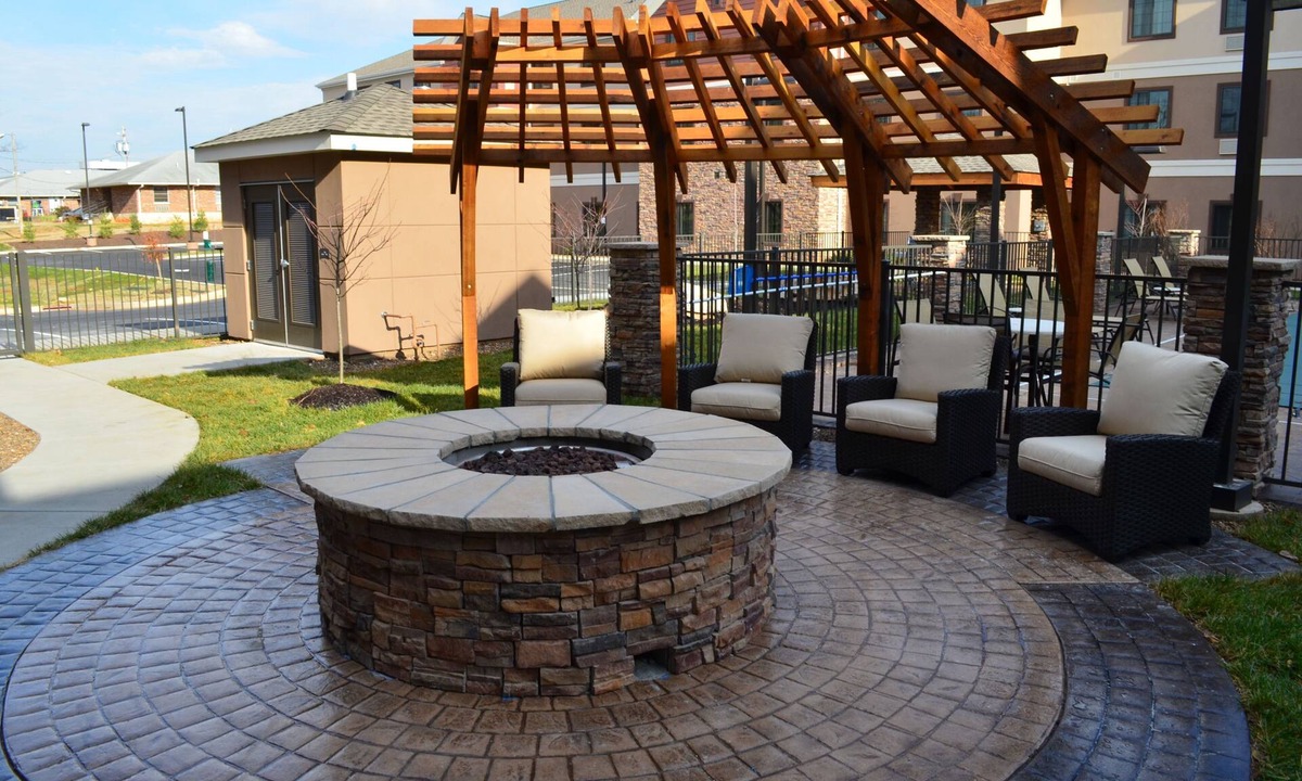 Bowling Green Apartment | Comm Accessible 1BR King Suite | Pool + Breakfast