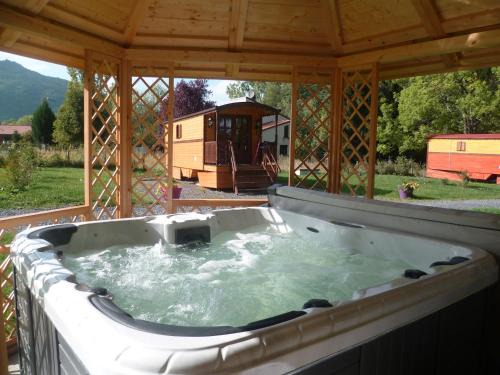 Saint-Nectaire Resort | Comme Sur Des Roulottes