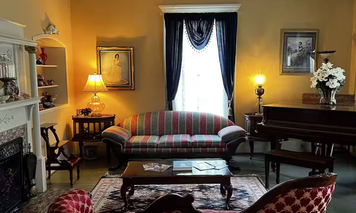 Bainbridge Bed & Breakfast | Commodore Bed & Breakfast/Green Room