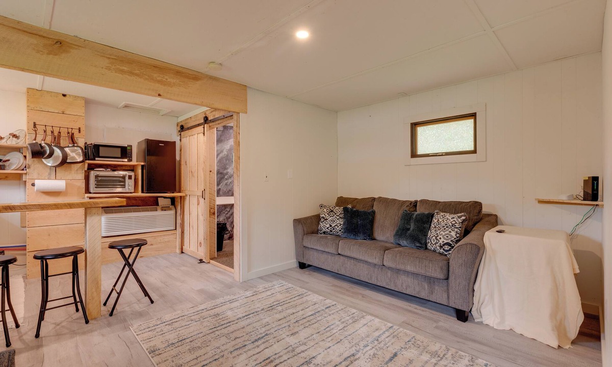 Hillsgrove Cottage | Community Perks: Elk Creek Escape - Deluxe Cabin C