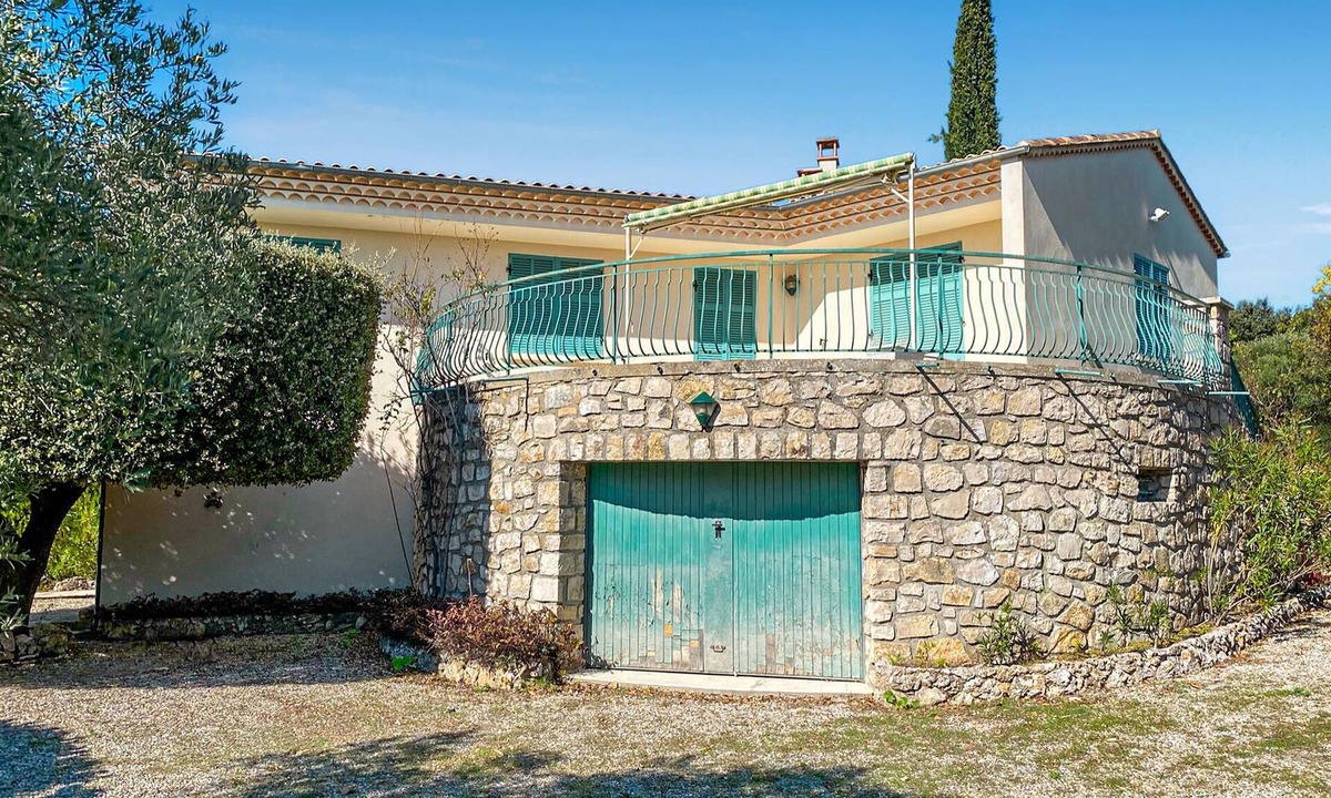 Ginasservis Apartment | Compact and nice studio apartment with community pool and great landscape view.