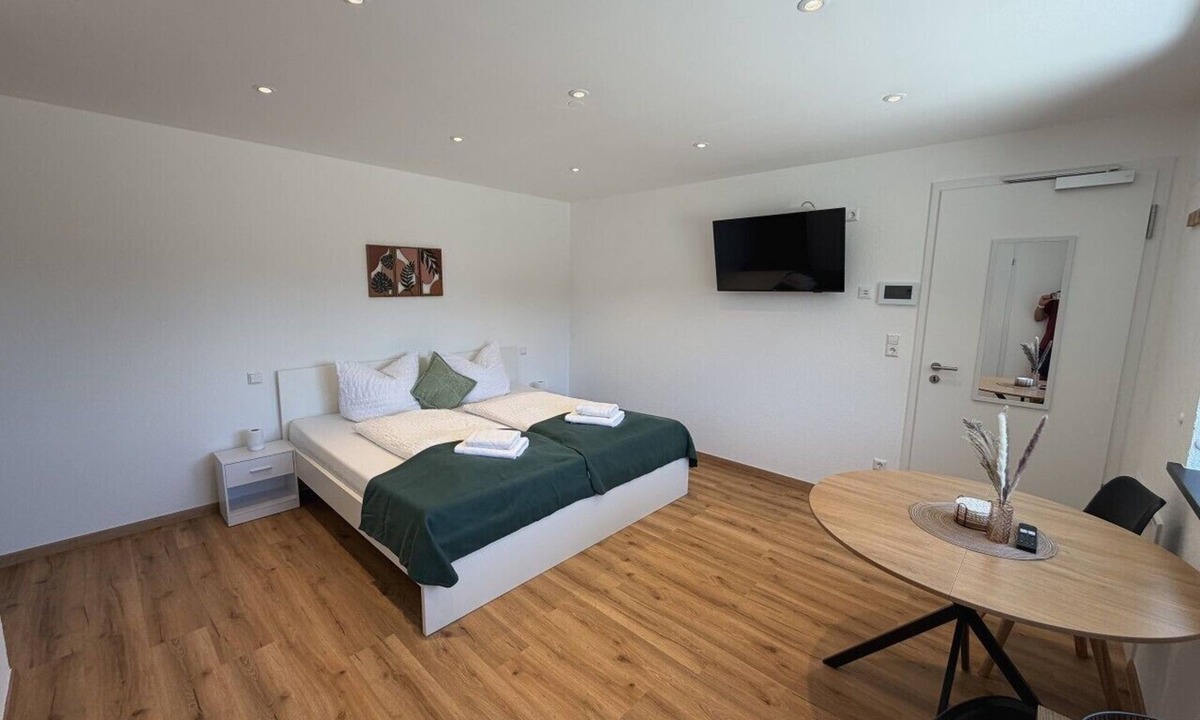Burgau Apartment | Compact Studio 14 min Legoland Burgau | Smart Lock + WLAN