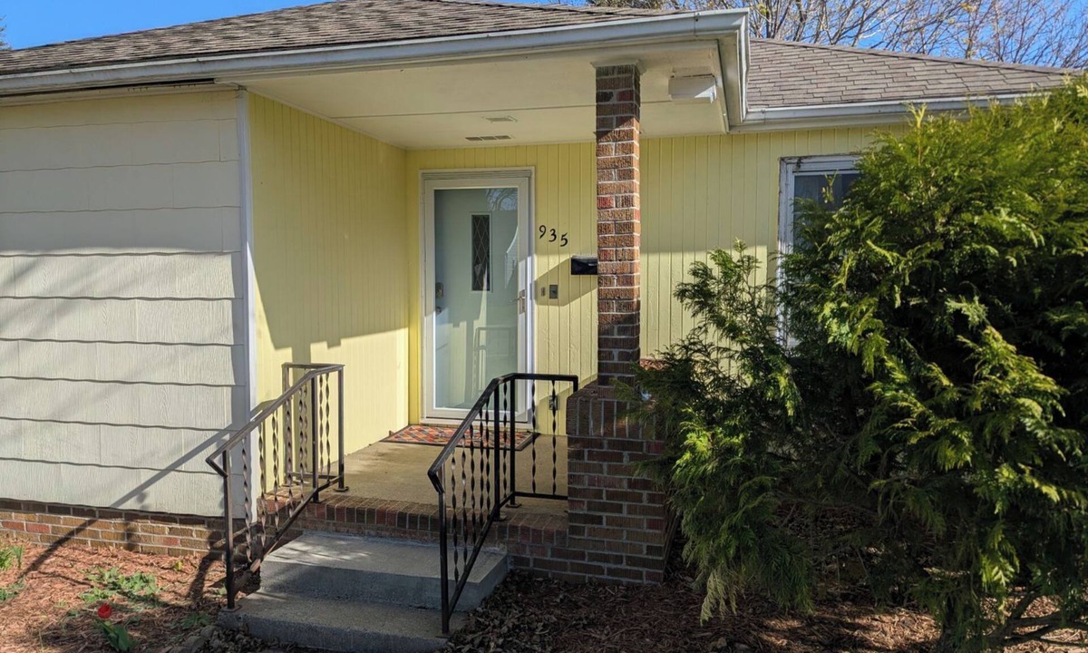 Fairmont House | Completely updated 2-bedroom house in Fairmont with garage
