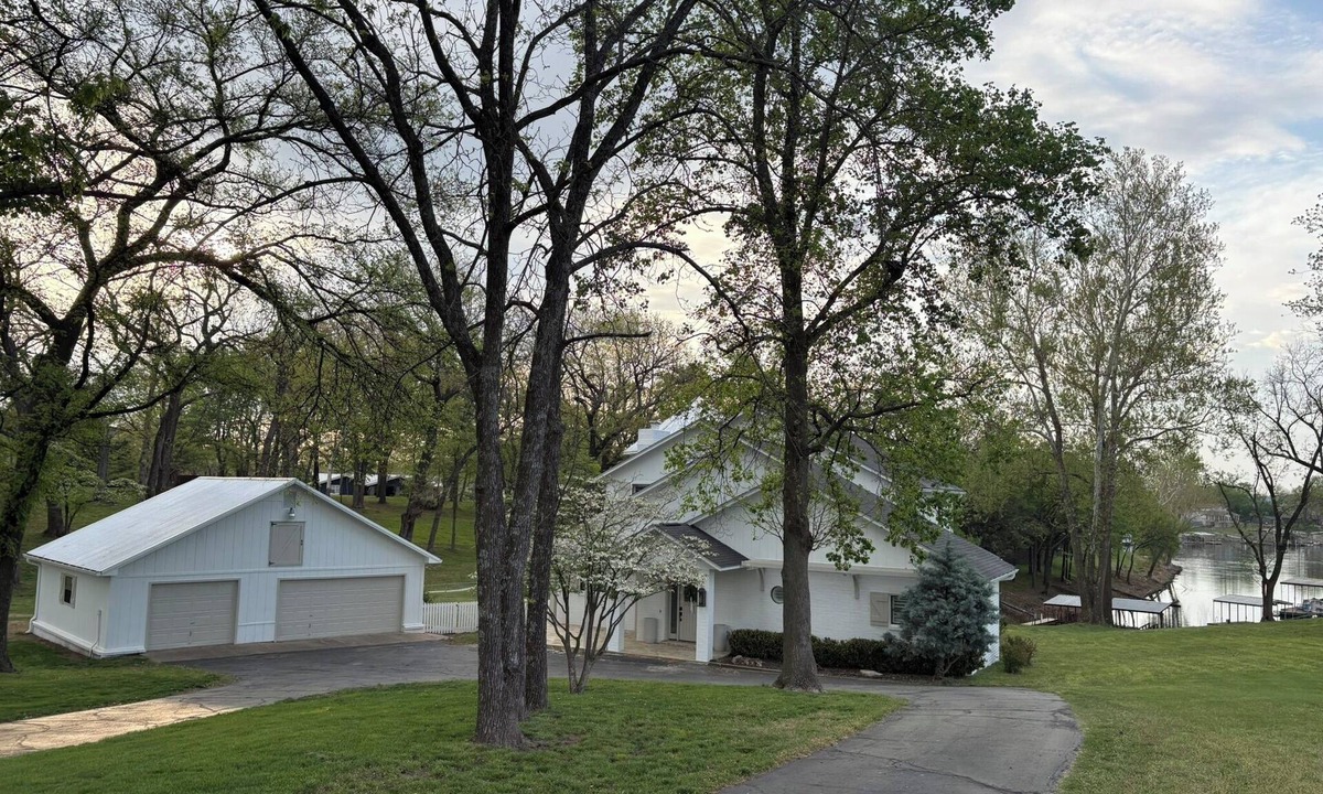 Afton House | Completely Updated, Lakefront 6 Bedroom on Monkey Island