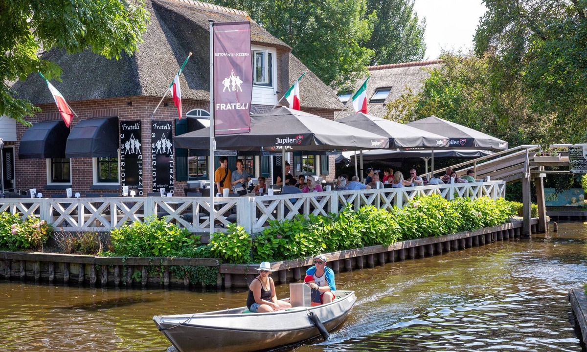 Zuideinde Ski Chalet | Composite group home with ac and sloop, in a holiday park in beautyful Giethoorn