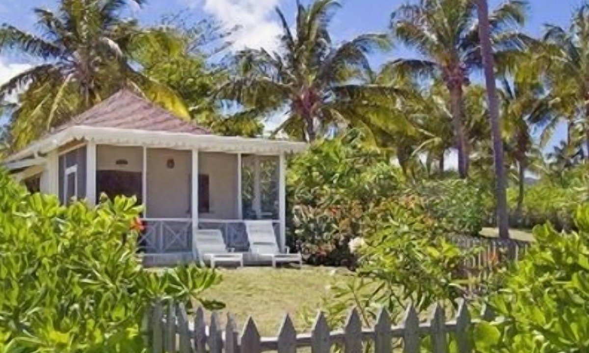 Newcastle Cottage | CONCH SHELL COTTAGE at white sand beach.