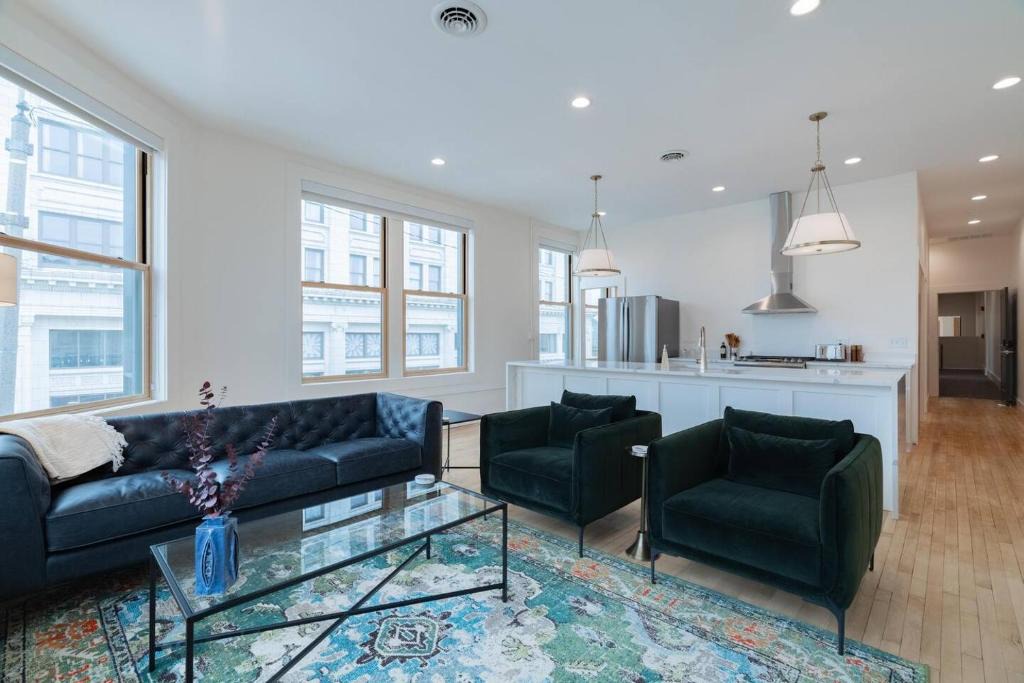 Van Buren House | 'Condo A' Gallery Suite - Downtown Marion