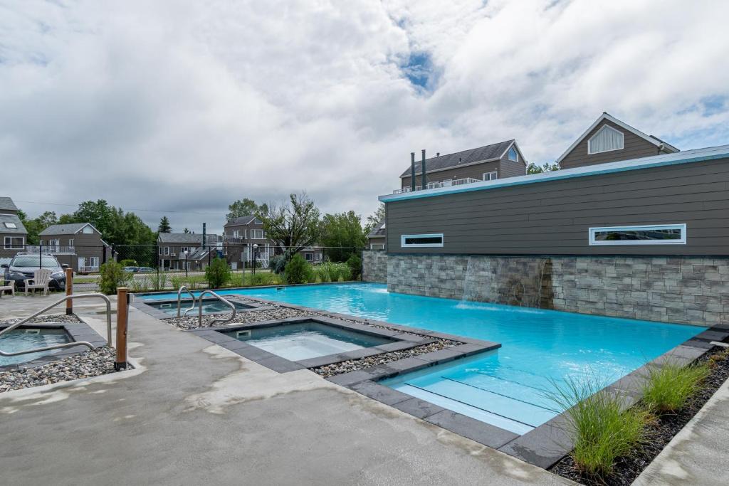 Beaupre Apartment | Condo climatisé près du Mont Sainte-Anne avec parc aquatique, piscine, spa, gym, arcades et billard !