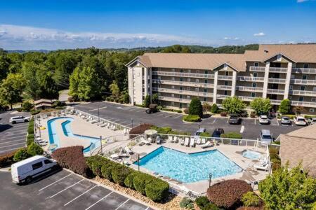 Pigeon Forge House | Condo for 6, Pool, Gym, Patio, 1 Block to Parkway , Seasonal Outdoor Pool with Lazy River, Near Dollywood & Smoky Mountains, 24H Hospitality, Cozy Living Space