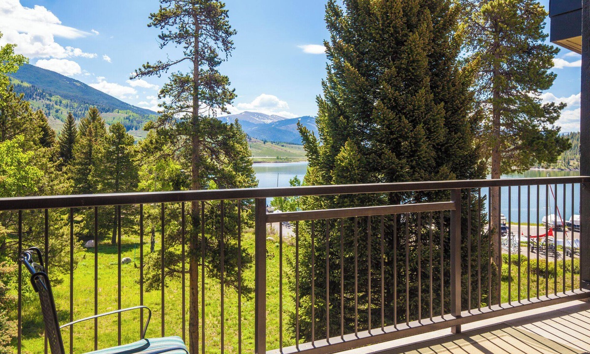 Dillon Condo | Condo On Lake Dillon - Walk to Shops, Beautiful Views, Pool, & Hot Tubs