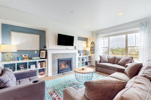 Seaside House | Condo with riverfront view - close to beaches & town - walk everywhere