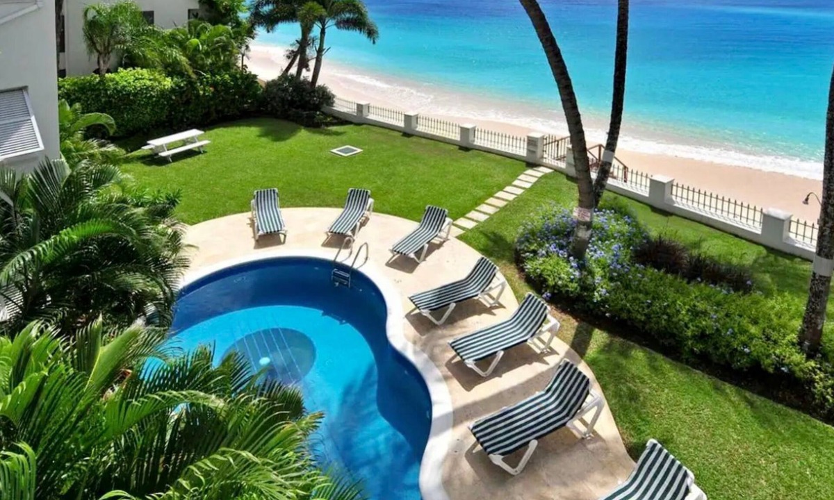 Saint Lawrence Apartment | Condominium apartment in front of Beach