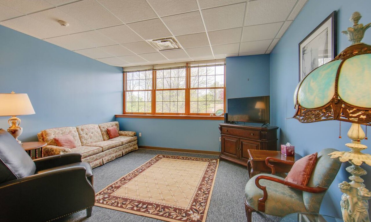 New Kensington Apartment | Conference Center & Pond: New Kensington Apartment