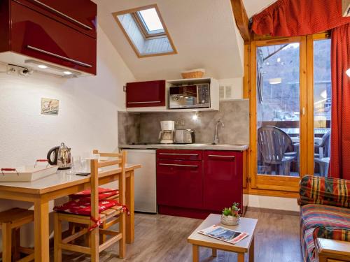 Brides-les-Bains Apartment | Confort 2 Pièces au Centre avec Wi-Fi et Parking - FR-1-512-204