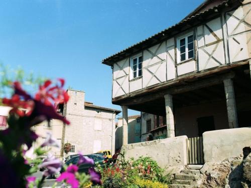 Saint-Galmier Apartment | Confort moderne dans un gîte historique à Saint-Galmier - FR-1-496-276