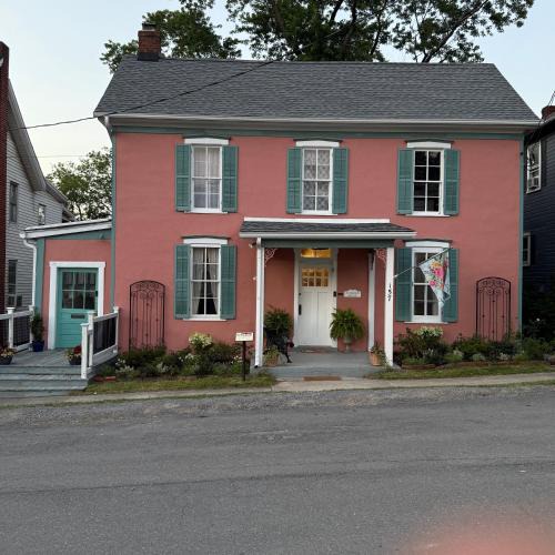 Berkeley Springs House | Congress House - Walk everywhere from this elegant comfortable home