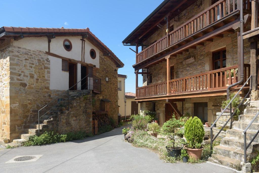 Rasines Hostel | Conjunto Rural la Tejedora. Albergue y estudios familiares.