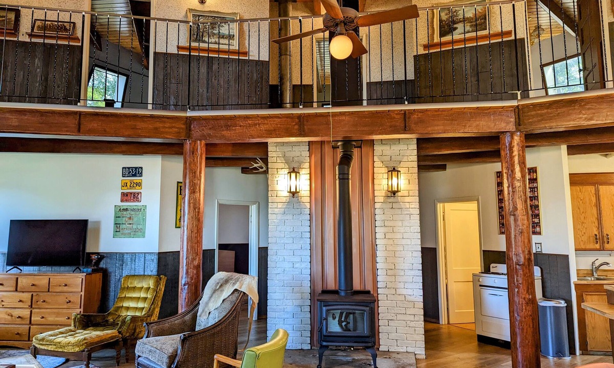 Division No. 11 House | Conjuring Creek Cabin on Wizard Lake
