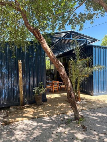 Mogiquicaba House | Container Azul na beira do rio e a poucos metros do mar em mogiquiçaba bahia