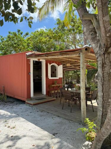 Mogiquicaba House | Container Vermelho na beira do rio e a poucos metros do mar com cozinha completo em mogiquiçaba bahia