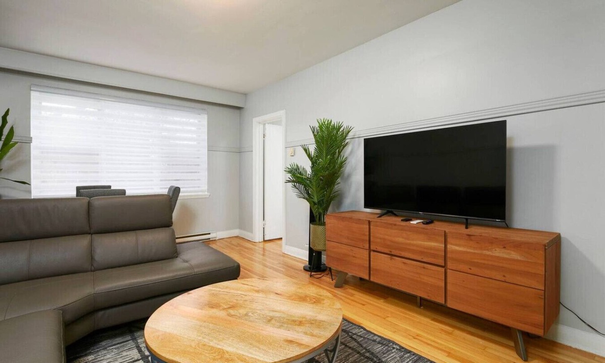 Cote-Des-Neiges—Notre-Dame-De-Grace Apartment | Contemporary 2BR – Stylish Comfort on MTL West