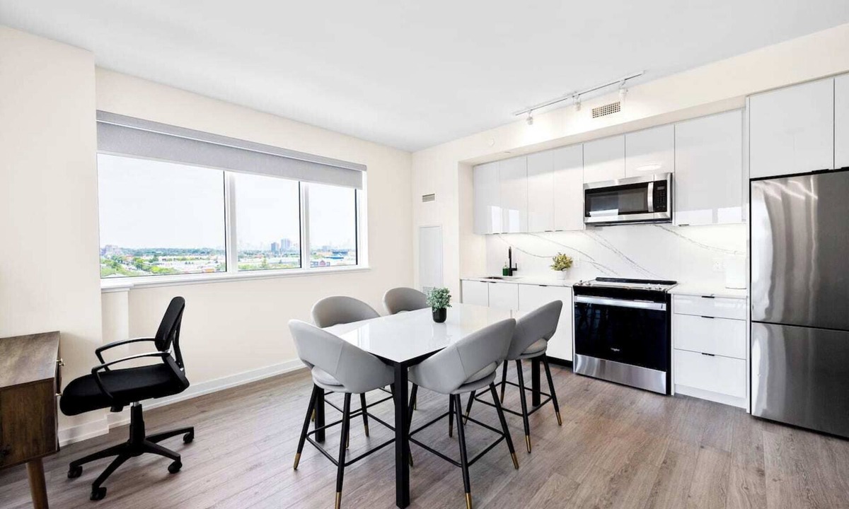 Harwood Hotel | Contemporary 3BR+Den Suite Overlooking the City near High Park