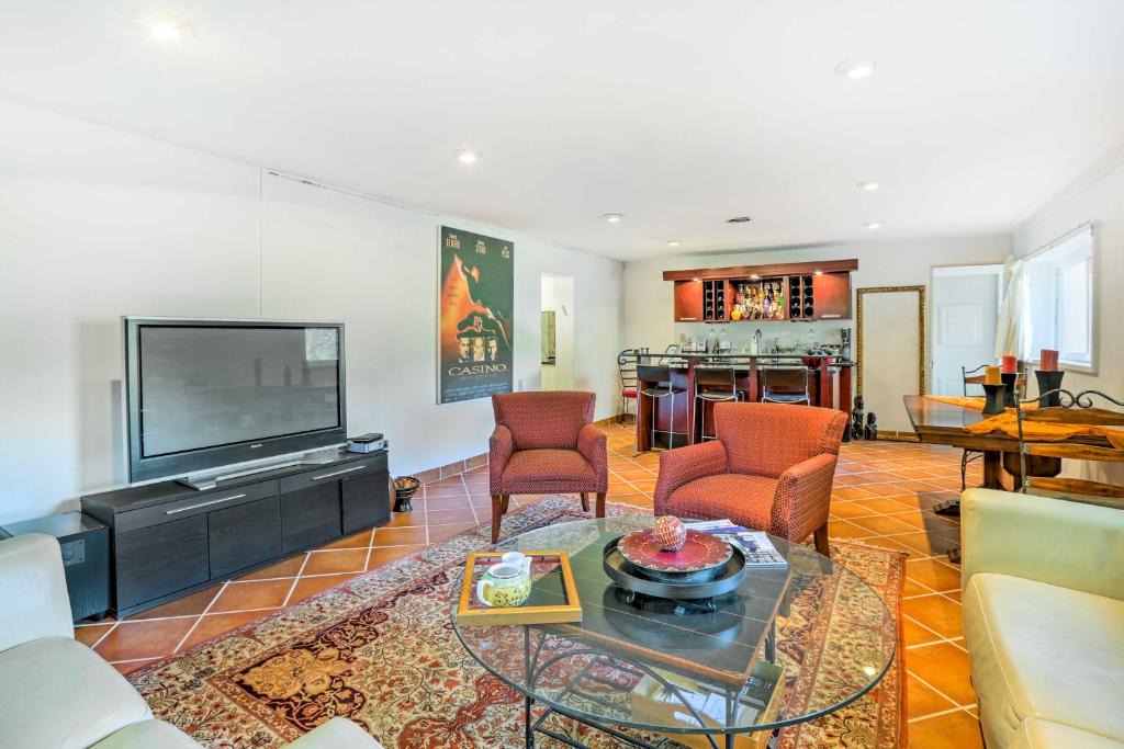 Silverton Apartment | Contemporary Cincinnati Apt w/WiFi, Near Kenwood!
